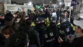 ХАОС У ЈУЖНОЈ КОРЕЈИ НАКОН РАТНОГ СТАЊА: Војска ушла у парламент, сукоби са грађанима и опозицијом (ФОТО/ВИДЕО) ХАОС У ЈУЖНОЈ КОРЕЈИ НАКОН РАТНОГ СТАЊА: Војска ушла у парламент, сукоби са грађанима и опозицијом (ФОТО/ВИДЕО)