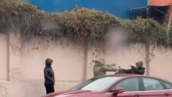 ПОКУШАО ДА УХАПСИ РЕГРУТА ПА ПОПРСКАН БИБЕР СПРЕЈОМ: Човек хтео да избегне регрутацију (ВИДЕО) ПОКУШАО ДА УХАПСИ РЕГРУТА ПА ПОПРСКАН БИБЕР СПРЕЈОМ: Човек хтео да избегне регрутацију (ВИДЕО)