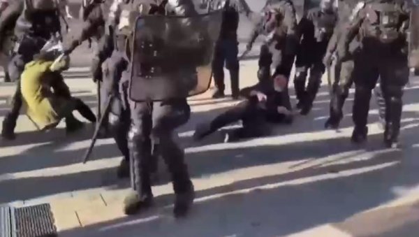 ОВАКО ЈЕ НЕЖНА ПОЛИЦИЈА У ФРАНЦУСКОЈ: Не дао Бог некоме да проваљује у институције (ВИДЕО) ОВАКО ЈЕ НЕЖНА ПОЛИЦИЈА У ФРАНЦУСКОЈ: Не дао Бог некоме да проваљује у институције (ВИДЕО)