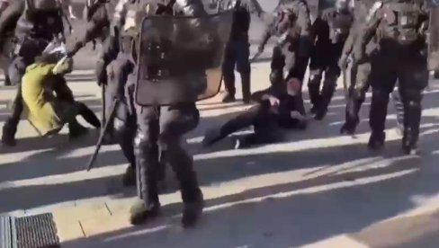 OVAKO JE NEŽNA POLICIJA U FRANCUSKOJ: Ne dao Bog nekome da provaljuje u institucije (VIDEO) OVAKO JE NEŽNA POLICIJA U FRANCUSKOJ: Ne dao Bog nekome da provaljuje u institucije (VIDEO)