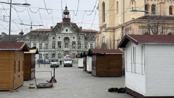 ПРИПРЕМЕ ЗА НАЈРАДОСНИЈЕ ПРАЗНИКЕ: Почело новогодишње украшавање Трга слободе у Зрењанину ПРИПРЕМЕ ЗА НАЈРАДОСНИЈЕ ПРАЗНИКЕ: Почело новогодишње украшавање Трга слободе у Зрењанину