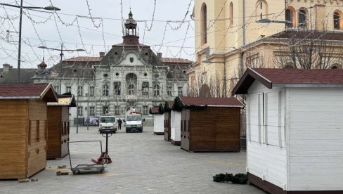 PRIPREME ZA NAJRADOSNIJE PRAZNIKE: Počelo novogodišnje ukrašavanje Trga slobode u Zrenjaninu PRIPREME ZA NAJRADOSNIJE PRAZNIKE: Počelo novogodišnje ukrašavanje Trga slobode u Zrenjaninu