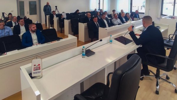 КОНСТИТУТИВНА СЕДНИЦА СКУПШТИНЕ ОПШТИНЕ БИЛЕЋА: Нови председник, цепање листића и тамјан КОНСТИТУТИВНА СЕДНИЦА СКУПШТИНЕ ОПШТИНЕ БИЛЕЋА: Нови председник, цепање листића и тамјан