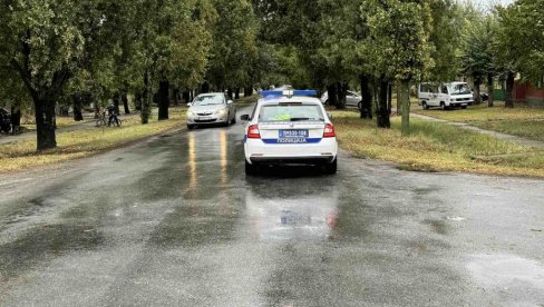 KOMBIJEM NALETEO I TEŠKO POVREDIO PEŠAKA: Teška saobraćajna nesreća u Ečkoj, uhapšen muškarac iz Zrenjanina KOMBIJEM NALETEO I TEŠKO POVREDIO PEŠAKA: Teška saobraćajna nesreća u Ečkoj, uhapšen muškarac iz Zrenjanina