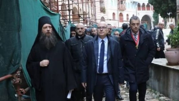 ВУЧЕВИЋ ПОСЕТИО ХИЛАНДАР: Држава Србија помаже обнову манастира (ФОТО) ВУЧЕВИЋ ПОСЕТИО ХИЛАНДАР: Држава Србија помаже обнову манастира (ФОТО)