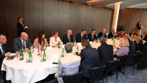 VUČIĆ SA PRIVREDNICIMA IZ ŠVAJCARSKE: Ponosan na investicioni rejting, istakao sam odlične uslove koje Srbija nudi stranim ulagačima (FOTO) VUČIĆ SA PRIVREDNICIMA IZ ŠVAJCARSKE: Ponosan na investicioni rejting, istakao sam odlične uslove koje Srbija nudi stranim ulagačima (FOTO)