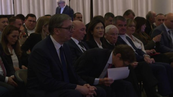 ВЕЛИКЕ РЕЧИ О ВУЧИЋУ НА ТРИБИНИ У ЦИРИХУ: Ви сте човек мира, Србија је вековима бранила хришћанство у Европи ВЕЛИКЕ РЕЧИ О ВУЧИЋУ НА ТРИБИНИ У ЦИРИХУ: Ви сте човек мира, Србија је вековима бранила хришћанство у Европи