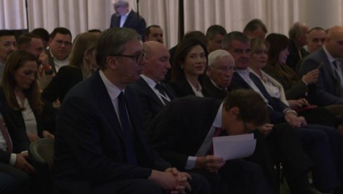 VELIKE REČI O VUČIĆU NA TRIBINI U CIRIHU: Vi ste čovek mira, Srbija je vekovima branila hrišćanstvo u Evropi VELIKE REČI O VUČIĆU NA TRIBINI U CIRIHU: Vi ste čovek mira, Srbija je vekovima branila hrišćanstvo u Evropi