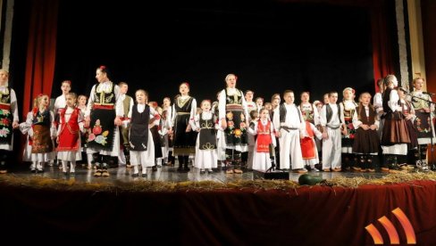 UZ KOLCE I BEĆARAC: Tradicionalni novogodišnji koncert KUD Dr Borislav Jankulov UZ KOLCE I BEĆARAC: Tradicionalni novogodišnji koncert KUD Dr Borislav Jankulov