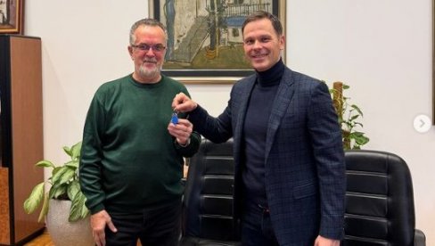 ŽELJKO DOBITNIK STANA U ZEMUNSKIM KAPIJAMA: Ključeve mu lično predao Siniša Mali (FOTO) ŽELJKO DOBITNIK STANA U ZEMUNSKIM KAPIJAMA: Ključeve mu lično predao Siniša Mali (FOTO)