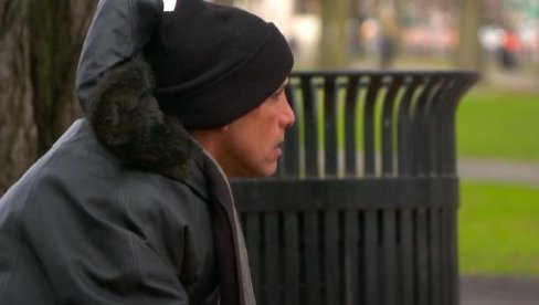 BESKUĆNIK NAŠAO 10.000 DOLARA: Vratio ih vlasnici, a njen odgovor promenio mu je život iz korena (VIDEO) BESKUĆNIK NAŠAO 10.000 DOLARA: Vratio ih vlasnici, a njen odgovor promenio mu je život iz korena (VIDEO)