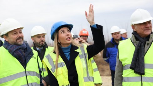 MESTO NA KOJEM ĆE SE PROIZVODI ČISTA ENERGIJA: Đedović Handanović, Žiofre i Konrad obišli radove na izgradnji vetroparka Kostolac MESTO NA KOJEM ĆE SE PROIZVODI ČISTA ENERGIJA: Đedović Handanović, Žiofre i Konrad obišli radove na izgradnji vetroparka Kostolac