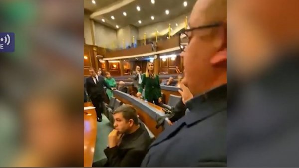 ПОСЛАНИЦИМА СРПСКЕ ЛИСТЕ ОНЕМОГУЋЕН УЛАЗАК У СКУПШТИНУ КОСОВА (ВИДЕО) ПОСЛАНИЦИМА СРПСКЕ ЛИСТЕ ОНЕМОГУЋЕН УЛАЗАК У СКУПШТИНУ КОСОВА (ВИДЕО)