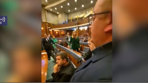 POSLANICIMA SRPSKE LISTE ONEMOGUĆEN ULAZAK U SKUPŠTINU KOSOVA (VIDEO) POSLANICIMA SRPSKE LISTE ONEMOGUĆEN ULAZAK U SKUPŠTINU KOSOVA (VIDEO)