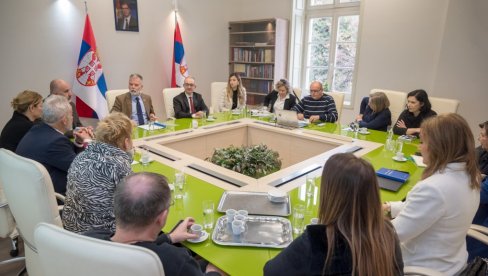 NACRT SE ČEKA DO KRAJA GODINE: Održan prvi sastanak radnih grupa za izmene zakona o javnom informisanju i o elektronskim medijima NACRT SE ČEKA DO KRAJA GODINE: Održan prvi sastanak radnih grupa za izmene zakona o javnom informisanju i o elektronskim medijima