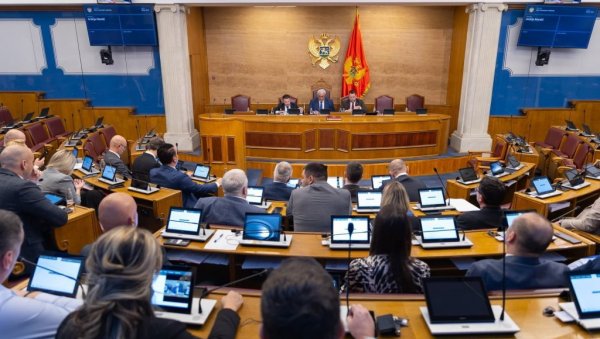 ЦРНЕ ТРОЈКЕ НА ВИДЕЛО: Бурно у цргорском парламенту после најаве чешљања политичких смакнућа ЦРНЕ ТРОЈКЕ НА ВИДЕЛО: Бурно у цргорском парламенту после најаве чешљања политичких смакнућа