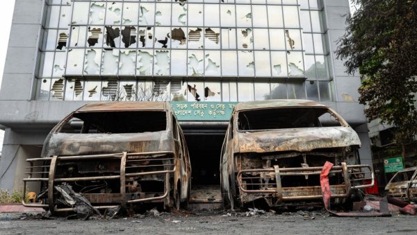 СТАНОВНИЦИ У СТРАХУ -700 БАНГЛАДЕШКИХ ЗАТВОРЕНИКА ЈОШ УВЕК У БЕКСТВУ: Најмање 70 бегунаца су терористи или осуђеници на смрт СТАНОВНИЦИ У СТРАХУ -700 БАНГЛАДЕШКИХ ЗАТВОРЕНИКА ЈОШ УВЕК У БЕКСТВУ: Најмање 70 бегунаца су терористи или осуђеници на смрт