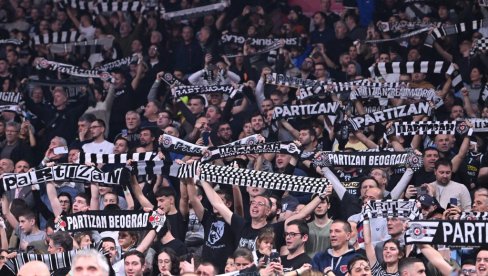 SIN MATIJASA LESORA U ARENI: Grobari nisu mogli da veruju šta radi (VIDEO) SIN MATIJASA LESORA U ARENI: Grobari nisu mogli da veruju šta radi (VIDEO)