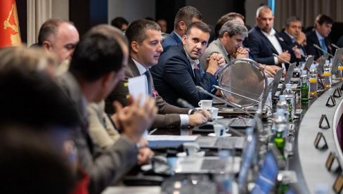 PRITISAK OKO BAROMETRA: DPS i SD bojkotuju platformu za ubrzanje EU integracija, dok Milatović poručuje da dokument potpiše sam sa sobom PRITISAK OKO BAROMETRA: DPS i SD bojkotuju platformu za ubrzanje EU integracija, dok Milatović poručuje da dokument potpiše sam sa sobom