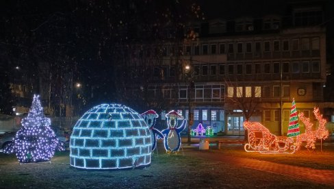 VLASOTINCE U NOVOGODIŠNJEM RUHU: Za ukrašavanje varoši korišćena prošlogodišnja rasveta (FOTO) VLASOTINCE U NOVOGODIŠNJEM RUHU: Za ukrašavanje varoši korišćena prošlogodišnja rasveta (FOTO)
