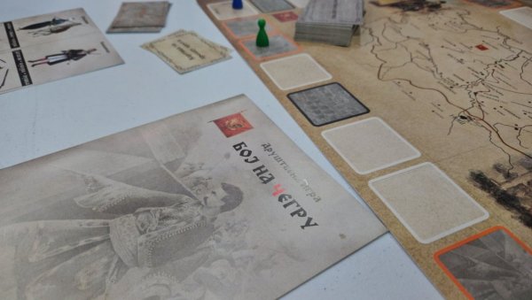 БОЈ НА ЧЕГРУ КАО ДРУШТВЕНА ИГРА: Стручњаци Народног музеја у Нишу спојили учење историје и забаву БОЈ НА ЧЕГРУ КАО ДРУШТВЕНА ИГРА: Стручњаци Народног музеја у Нишу спојили учење историје и забаву