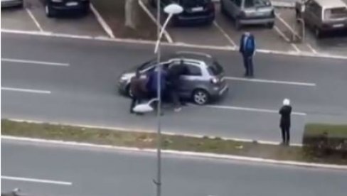 ĐILASOVE CRNE TROJKE BIJU NAROD KOJI NEĆE DA TRPI NJIHOV TEROR: Jezivo nasilje - pretukli čoveka nasred ulice (VIDEO) ĐILASOVE CRNE TROJKE BIJU NAROD KOJI NEĆE DA TRPI NJIHOV TEROR: Jezivo nasilje - pretukli čoveka nasred ulice (VIDEO)