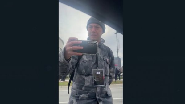 БЛОКИРАО ГРАЂАНИМА ПРОЛАЗ, ПА УЗЕО ТЕЛЕФОН ДА ИХ СНИМА ДОК ЧЕКАЈУ: Бахато понашање Богосављевића БЛОКИРАО ГРАЂАНИМА ПРОЛАЗ, ПА УЗЕО ТЕЛЕФОН ДА ИХ СНИМА ДОК ЧЕКАЈУ: Бахато понашање Богосављевића