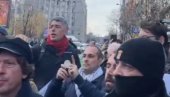 ЧОВЕКУ СА БЕБОМ НЕ ДАЈУ ДА ПРОЂЕ: Народ гневан због блокада код РТС у Београду (ВИДЕО) ЧОВЕКУ СА БЕБОМ НЕ ДАЈУ ДА ПРОЂЕ: Народ гневан због блокада код РТС у Београду (ВИДЕО)