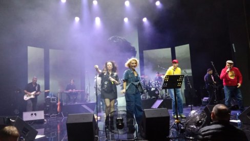 PRVIH 30 GODINA: Tap 011 još jednom zajedno na velikoj sceni (FOTO/VIDEO) PRVIH 30 GODINA: Tap 011 još jednom zajedno na velikoj sceni (FOTO/VIDEO)