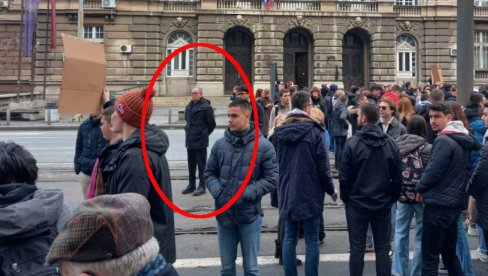 NASTAVLJA SE MALTRETIRANJE BEOGRAĐANA: Lutovac glumi studenta ETF-a na sred bulevara (FOTO) NASTAVLJA SE MALTRETIRANJE BEOGRAĐANA: Lutovac glumi studenta ETF-a na sred bulevara (FOTO)