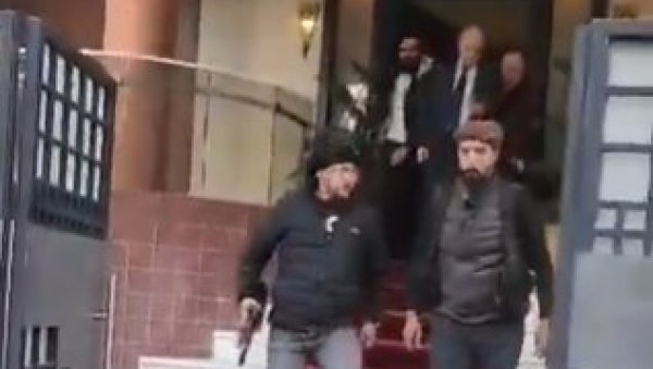 ТОТАЛНИ ХАОС У СИРИЈИ: Погледајте како наоружани побуњеници изводе премијера државе из кабинета (ВИДЕО) ТОТАЛНИ ХАОС У СИРИЈИ: Погледајте како наоружани побуњеници изводе премијера државе из кабинета (ВИДЕО)
