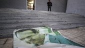 MENJAJU ISTORIJU Sirijci čekićem skinuli ime Asadovog oca sa džamije u Damasku (VIDEO) MENJAJU ISTORIJU Sirijci čekićem skinuli ime Asadovog oca sa džamije u Damasku (VIDEO)