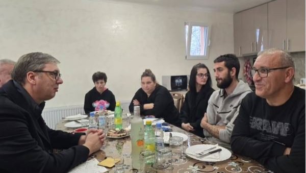 НИСАМ МОГАО ДА УБЛАЖИМ БОЛ, АЛИ УВЕК ЋУ БИТИ УЗ ЊИХ Вучић посетио породицу Фирић која је изгубила три члана у несрећи у Новом Саду (ФОТО) НИСАМ МОГАО ДА УБЛАЖИМ БОЛ, АЛИ УВЕК ЋУ БИТИ УЗ ЊИХ Вучић посетио породицу Фирић која је изгубила три члана у несрећи у Новом Саду (ФОТО)