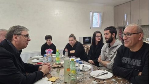 NISAM MOGAO DA UBLAŽIM BOL, ALI UVEK ĆU BITI UZ NJIH Vučić posetio porodicu Firić koja je izgubila tri člana u nesreći u Novom Sadu (FOTO) NISAM MOGAO DA UBLAŽIM BOL, ALI UVEK ĆU BITI UZ NJIH Vučić posetio porodicu Firić koja je izgubila tri člana u nesreći u Novom Sadu (FOTO)