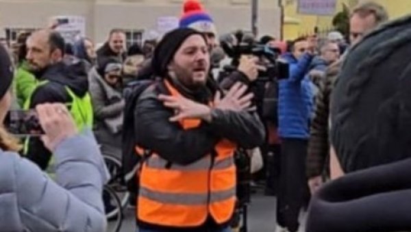 СКАНДАЛ! КУРТИЈЕВЦИ У НОВОМ САДУ: На протесту промовишу двоглавог орла, симбол велике Албаније! (ФОТО) СКАНДАЛ! КУРТИЈЕВЦИ У НОВОМ САДУ: На протесту промовишу двоглавог орла, симбол велике Албаније! (ФОТО)