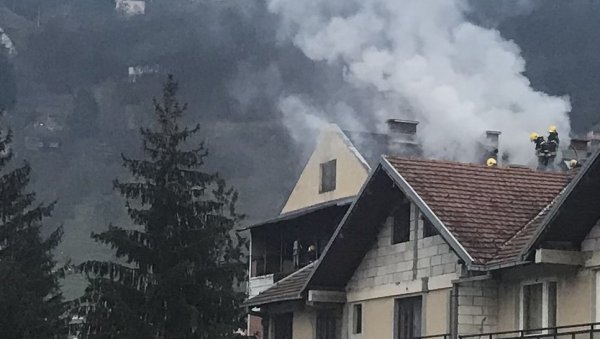 ПОЖАР У ПРИБОЈУ: Гори стан, дим куља у небо (ФОТО) ПОЖАР У ПРИБОЈУ: Гори стан, дим куља у небо (ФОТО)