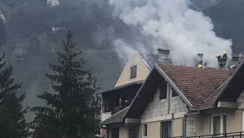 POŽAR U PRIBOJU: Gori stan, dim kulja u nebo (FOTO) POŽAR U PRIBOJU: Gori stan, dim kulja u nebo (FOTO)