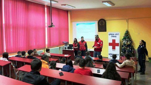 SEZONA PETARDI I VATROMETA SAMO ŠTO NIJE: Korisno predavanje u paraćinskoj Tehnološkoj školi (FOTO) SEZONA PETARDI I VATROMETA SAMO ŠTO NIJE: Korisno predavanje u paraćinskoj Tehnološkoj školi (FOTO)
