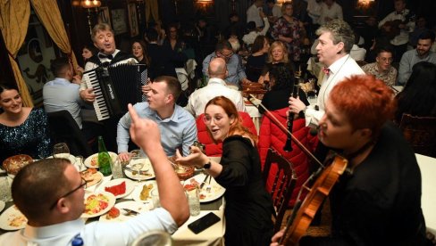 DOČEK 2025. I DO 1.000 €: Za novogodišnji provod u restoranima i hotelima širom Srbije potrebna pozamašna svota DOČEK 2025. I DO 1.000 €: Za novogodišnji provod u restoranima i hotelima širom Srbije potrebna pozamašna svota
