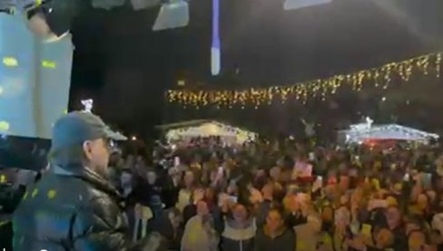 SPLIT OVO NE PAMTI: Na koncertu Harisa DŽinovića pojavilo se hiljade ljudi više od kapaciteta objekta (FOTO) SPLIT OVO NE PAMTI: Na koncertu Harisa DŽinovića pojavilo se hiljade ljudi više od kapaciteta objekta (FOTO)