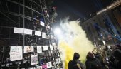 БОЖИЋНА ЈЕЛКА У ЕПИЦЕНТРУ МАСОВНИХ ПРОТЕСТА: Тензије у Грузији се не смирују (ФОТО/ВИДЕО) БОЖИЋНА ЈЕЛКА У ЕПИЦЕНТРУ МАСОВНИХ ПРОТЕСТА: Тензије у Грузији се не смирују (ФОТО/ВИДЕО)
