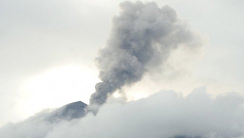 ERUPTIRAO VULKAN KANLAON NA FILIPINIMA: Podignut nivo uzbune na najviši stepen, stub pepela i dima blizu tri kilometra ERUPTIRAO VULKAN KANLAON NA FILIPINIMA: Podignut nivo uzbune na najviši stepen, stub pepela i dima blizu tri kilometra