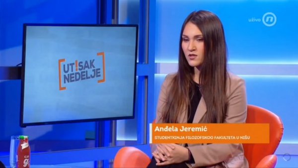 АНЂЕЛА ЈЕРЕМИЋ ДАНАС ГЛУМИ НЕПОЛИТИЧНУ СТУДЕНТКИЊУ: Прошле године аплаудирала Срђану Миливојевићу на протесту опозиције АНЂЕЛА ЈЕРЕМИЋ ДАНАС ГЛУМИ НЕПОЛИТИЧНУ СТУДЕНТКИЊУ: Прошле године аплаудирала Срђану Миливојевићу на протесту опозиције