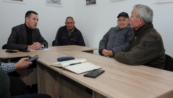 ПРЕДЊАЧЕ КОМУНАЛНЕ НЕВОЉЕ: Градоначелник Краљева саслушао проблеме мештана Сирче и околних села ПРЕДЊАЧЕ КОМУНАЛНЕ НЕВОЉЕ: Градоначелник Краљева саслушао проблеме мештана Сирче и околних села