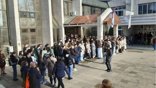 СВЕ САМИ СТУДЕНТИ: Ево ко се данас нашао на студентским протестима (ФОТО) СВЕ САМИ СТУДЕНТИ: Ево ко се данас нашао на студентским протестима (ФОТО)