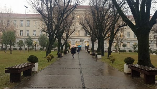 УЧЕНИЦУ ОСЛОВЉАВАО СА ШЕЋЕРУ, КРОФНИЦЕ: У Тужилаштву у Подгорици још један случај непримереног понашања професора Гимназије УЧЕНИЦУ ОСЛОВЉАВАО СА ШЕЋЕРУ, КРОФНИЦЕ: У Тужилаштву у Подгорици још један случај непримереног понашања професора Гимназије