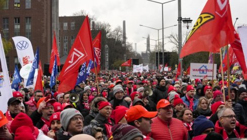 RADNICI FOLKSVAGENA U NEMAČKOJ NASTAVILI SA ŠTRAJKOVIMA: Prete protestima i u 2025, menadžment ima POSLEDNJU ŠANSU RADNICI FOLKSVAGENA U NEMAČKOJ NASTAVILI SA ŠTRAJKOVIMA: Prete protestima i u 2025, menadžment ima POSLEDNJU ŠANSU
