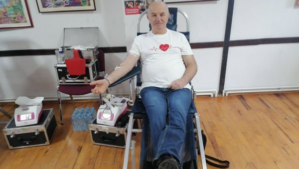 СПАСАО ВИШЕ ОД 500 ЖИВОТА: Слободан Јовичин из Кикинде рекордер у давалаштву крви СПАСАО ВИШЕ ОД 500 ЖИВОТА: Слободан Јовичин из Кикинде рекордер у давалаштву крви
