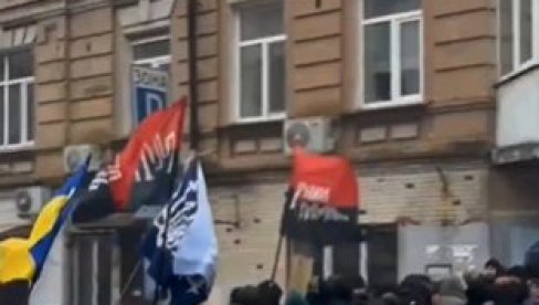 UKRAJINSKI NACIONALISTI SUKOBILI SE SA POLICIJOM: Incident se dogodio na LGBTQ događaju u Kijevu (VIDEO) UKRAJINSKI NACIONALISTI SUKOBILI SE SA POLICIJOM: Incident se dogodio na LGBTQ događaju u Kijevu (VIDEO)