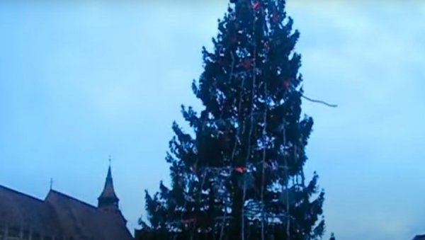 БОЖИЋНА ЈЕЛКА У БРАШОВУ И ДАЉЕ СТОЈИ: Снимак који кружи на друштвеним мрежама стар 16 година БОЖИЋНА ЈЕЛКА У БРАШОВУ И ДАЉЕ СТОЈИ: Снимак који кружи на друштвеним мрежама стар 16 година